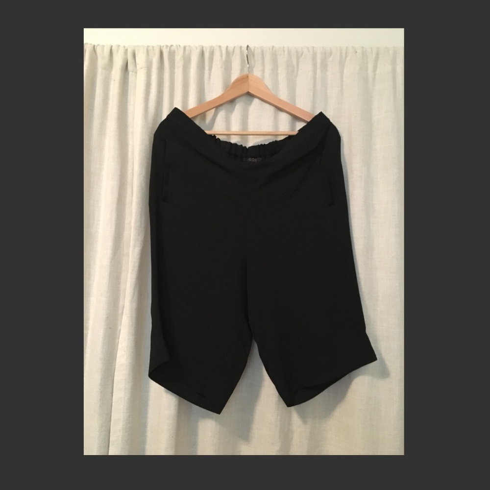 Chic COS women’s black shorts with pockets